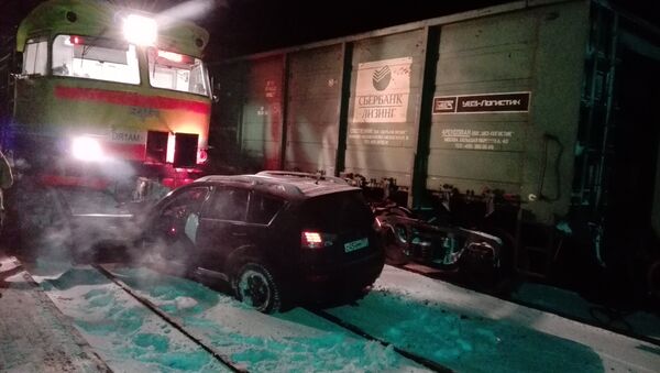 На станции Дарзини столкнулись два поезда и легковой автомобиль - Sputnik Латвия