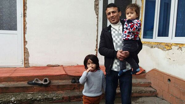Житель Киргизии Яхье Машрапов с детьми около своего дома в Кара-Суу - Sputnik Латвия