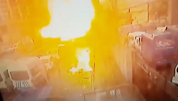 Момент взрыва у здания суда в турецком Измире. Кадры с камеры наблюдения - Sputnik Латвия