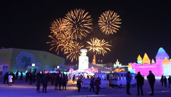 Открытие зимнего фестваля в Харбине: фейерверк и дворцы изо льда - Sputnik Латвия