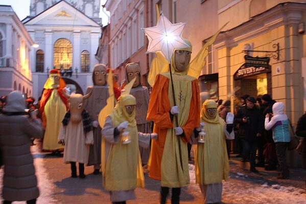 Gājienam pa ielām seko ticīgie un tūristi - Sputnik Latvija