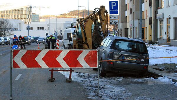 Автомобиль Mitsubishi провалился в яму на улице Львово в Вильнюсе - Sputnik Латвия