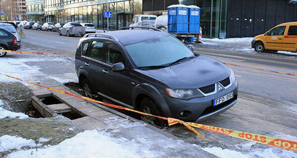 Автомобиль Mitsubishi провалился в яму на улице Львово в Вильнюсе Автомобиль Mitsubishi провалился в яму на улице Львово в Вильнюсе - Sputnik Латвия