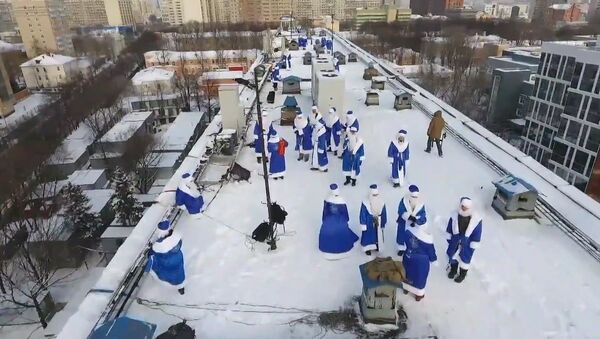 Дед Мороз с крыши: как в одной из больниц Москвы поздравили детей с Рождеством - Sputnik Латвия