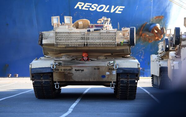 Разгрузка американской военной техники в порту Бремерхафен в Германии Разгрузка американской военной техники в порту Бремерхафен в Германии - Sputnik Латвия