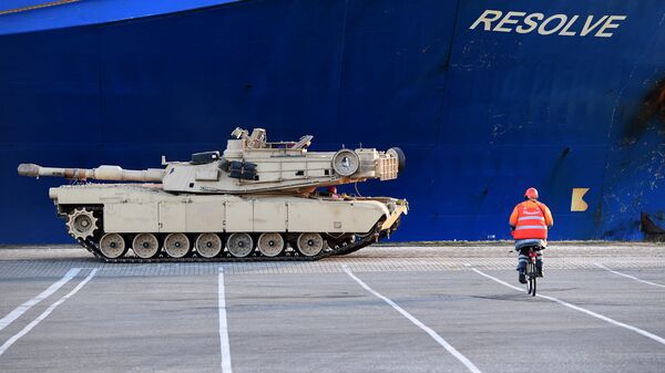 Разгрузка американской военной техники в порту Бремерхафен в Германии Разгрузка американской военной техники в порту Бремерхафен в Германии - Sputnik Латвия