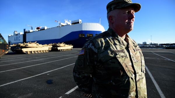 Заместитель командующего американскими военным в Европе генерал-майор Тимоти Макгуайр в порту Бремерхафен - Sputnik Латвия