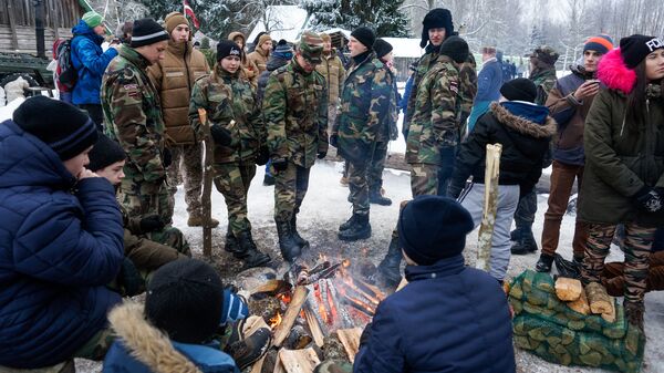 У костра погреться собрались яунсарги У костра погреться собрались яунсарги - Sputnik Латвия