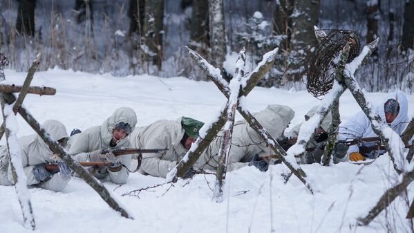 Strēlnieku izlūkošanas kaujinieki izgriezuši ejas stiepļu aizsprostos - Sputnik Latvija