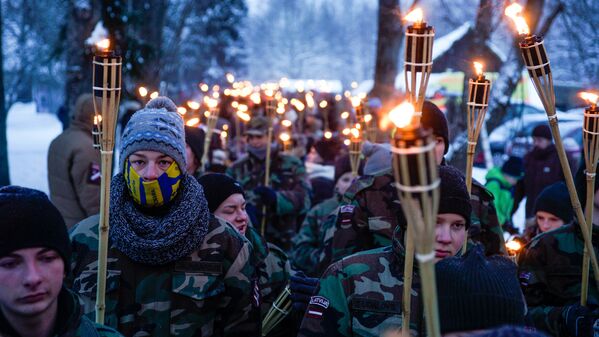 Участники факельного шествия, взрослые и дети, прошли несколько километров до Пулемётной горки - Sputnik Латвия