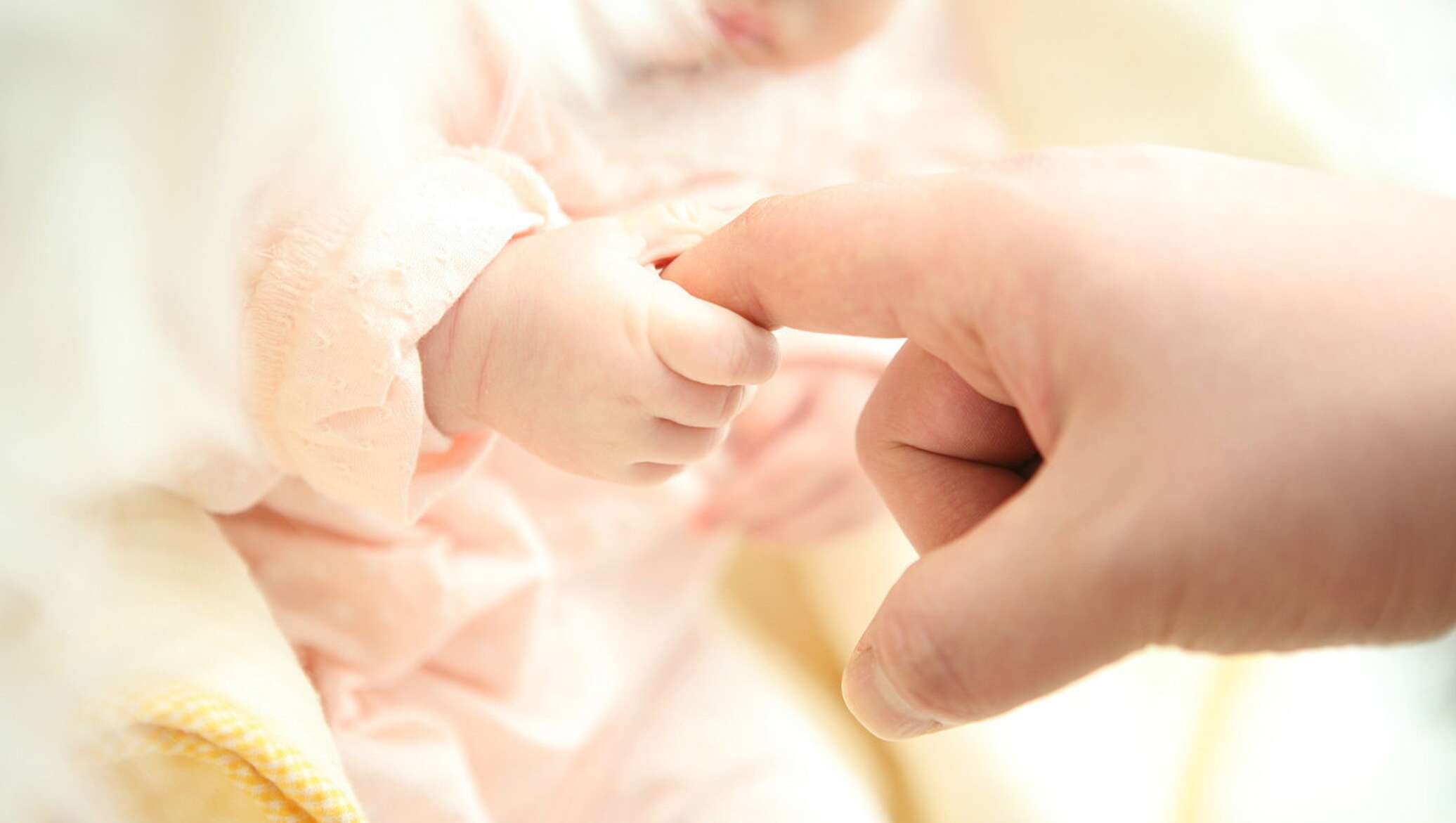 Удочерение ребенка. Дети из детдома усыновление. Усыновить ребенка. Опека новорожденного ребенка. Особенности опеки и попечительства.