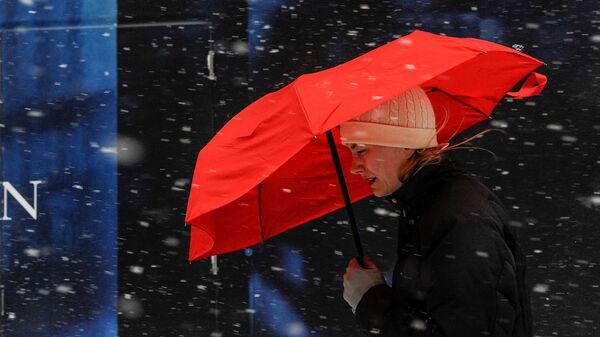 Девушка с зонтом - Sputnik Latvija