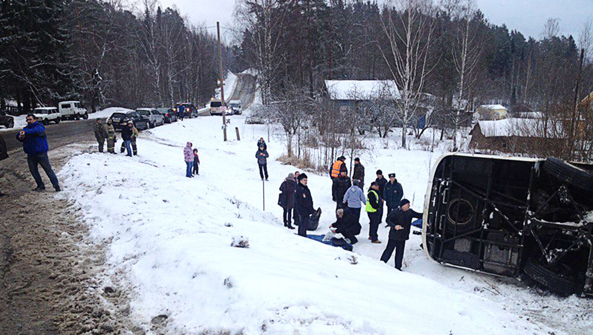 Автобус лахденпохья петрозаводск. ДТП В Рускеала. Авария с автобусом в Карелии. Аварии на трассе Лахденпохья. Экскурсионный автобус перевернулся.