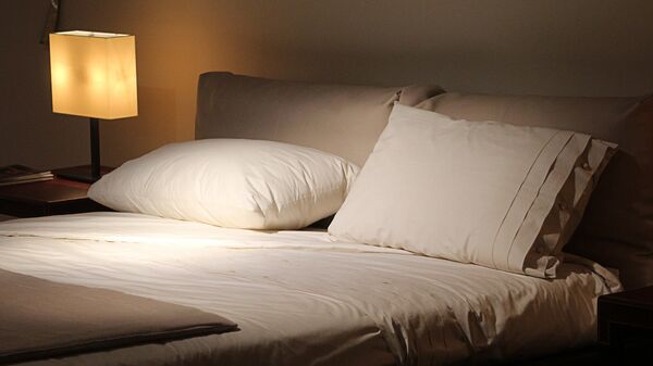 Кровать с подушками - Sputnik Латвия