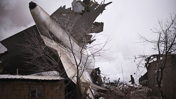 Крушение грузового самолета в Бишкеке Крушение грузового самолета в Бишкеке - Sputnik Latvija