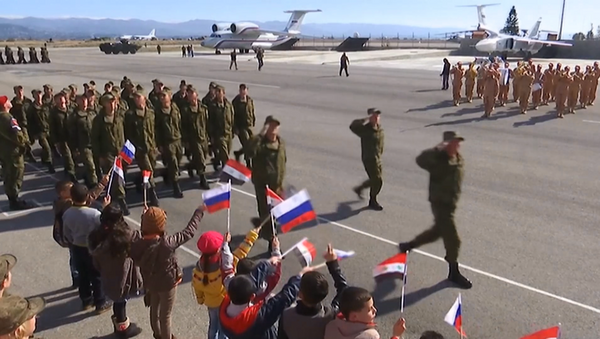 Военные боевого звена Су-24М на авиабазе Хмеймим перед возвращением в Россию - Sputnik Латвия