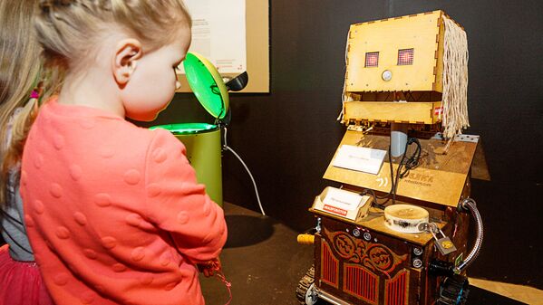 Dejotāji, dziedātāji un nākotnes pareģi – roboti izstādē Rīgā - Sputnik Latvija