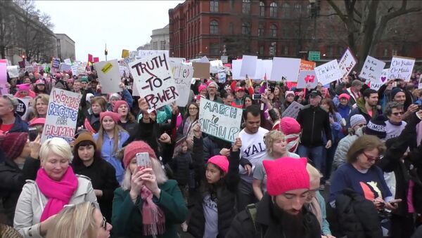 Женские марши против Трампа в Нью-Йорке, Вашингтоне, Лос-Анджелесе и Париже - Sputnik Латвия