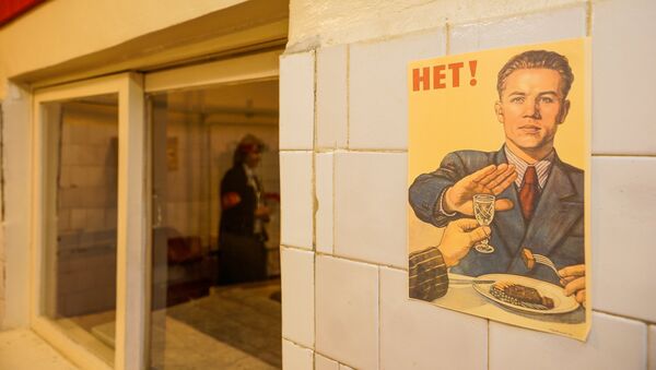 Плакат в пищеблоке советского бункера нет пьянству - Sputnik Latvija
