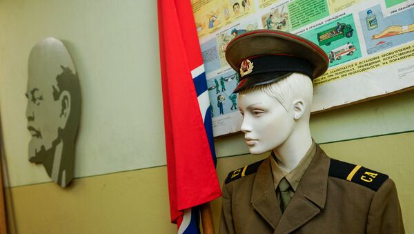 Манекен в форме солдата советской армии - Sputnik Латвия