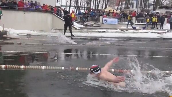 Чемпионат по спортивному зимнему плаванию в Минске - Sputnik Латвия