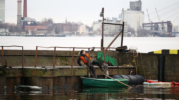 Спасатель на лодке Спасатель на лодке - Sputnik Латвия