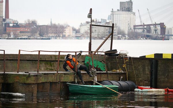 Спасатель на лодке - Sputnik Латвия