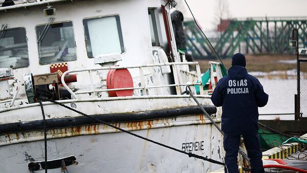 Осмотр портовой полицией места происшествия Осмотр портовой полицией места происшествия - Sputnik Латвия