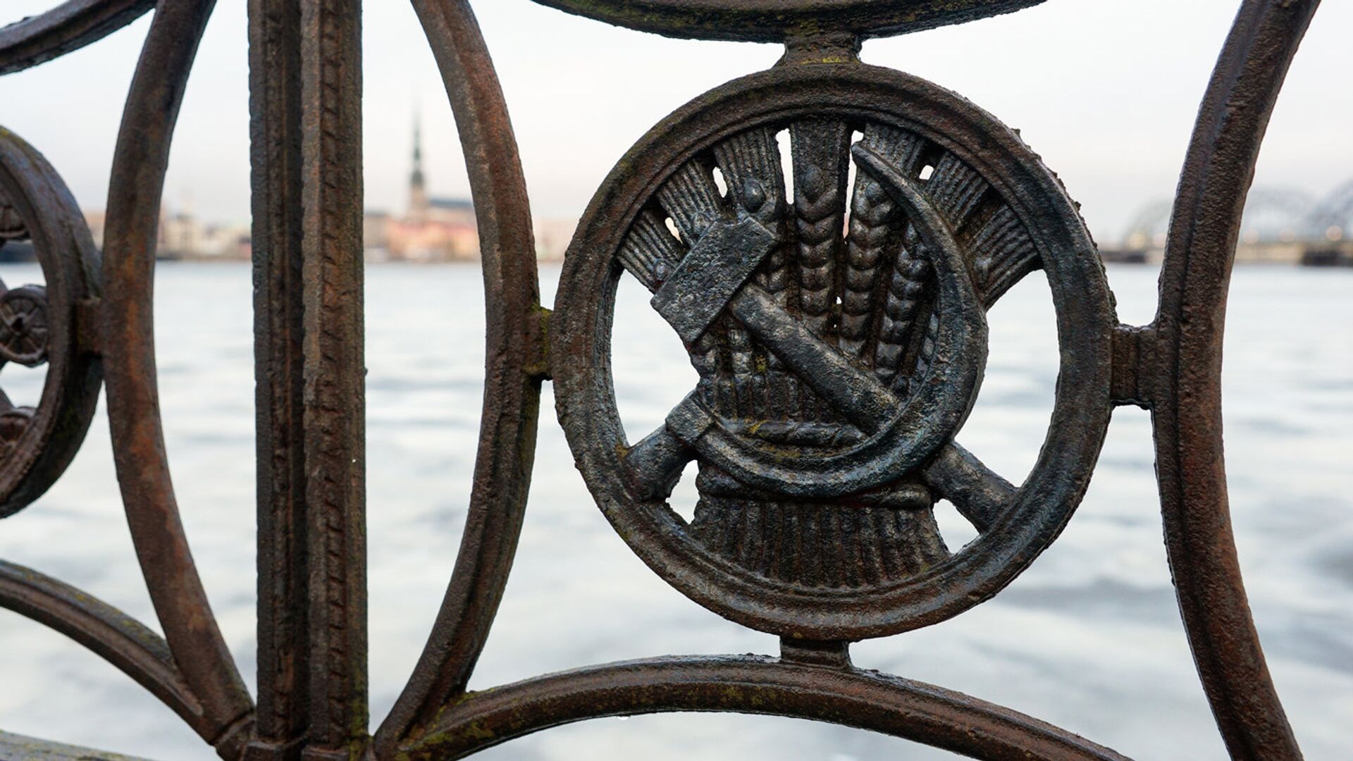 Колосья ржи, серп и молот на чугунной ограде - Sputnik Латвия, 1920, 23.09.2022