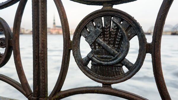 Колосья ржи, серп и молот на чугунной ограде - Sputnik Латвия