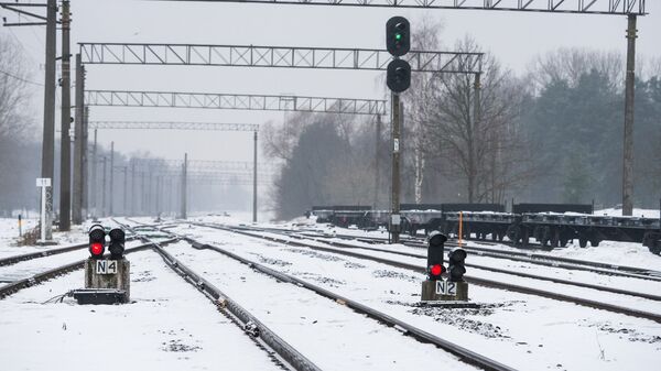 От электрофикации железнодорожной ветки Рига - Сигулда остались только столбы, которые когда-то держали контактную сеть - Sputnik Латвия