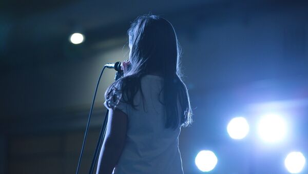 Девочка выступает на сцене - Sputnik Латвия
