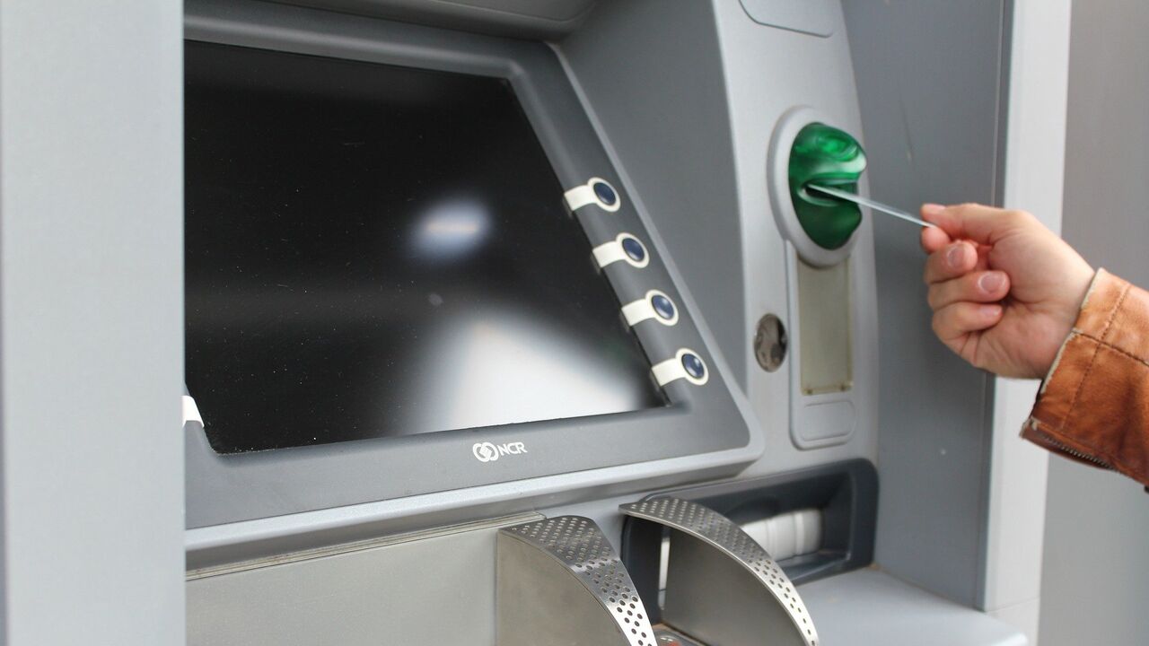 Иногда комиссия двойная: как отличаются правила снятия денег в банкоматах  разных банков - 17.06.2021, Sputnik Латвия