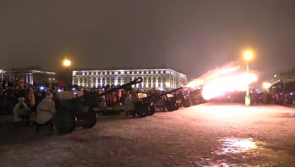 Pēterburgas iedzīvotāji pieminēja Ļeņingradas blokādes pārāvuma 73. Gadadienu - Sputnik Latvija