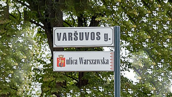 Plāksnīte divās valodās Varšavas ielā Lietuvā - Sputnik Latvija