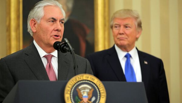 Новый госсекретарь США Рекс Тиллерсон в сопровождении президента США Дональда Трампа во время присяги в Белом доме в Вашингтоне - Sputnik Латвия