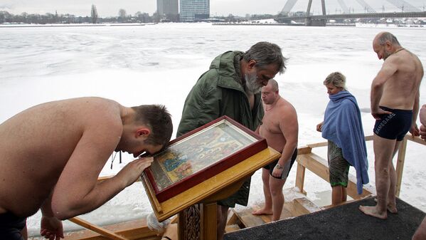 Крещенское купание в Риге - Sputnik Латвия