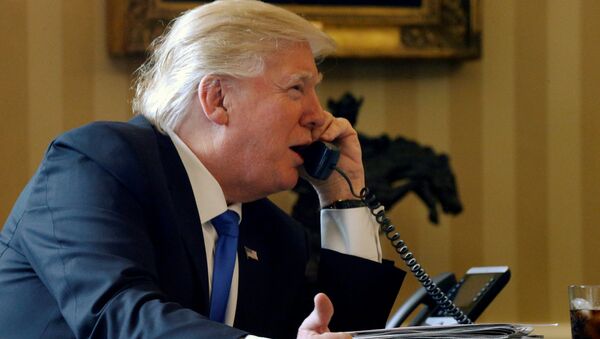 Президент США Дональд Трамп разговаривает по телефону - Sputnik Латвия