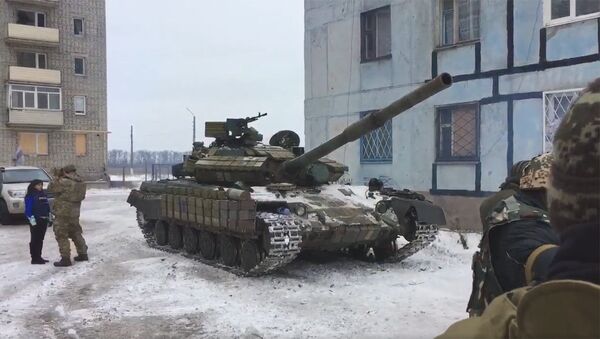 Танки Вооруженных сил Украины вошли в жилые районы Авдеевки - Sputnik Latvija