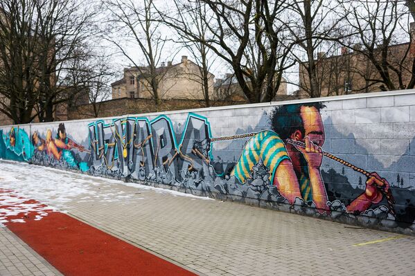 Grafiti Rīgas vidusskolas sporta laukumā Grafiti Rīgas vidusskolas sporta laukumā - Sputnik Latvija