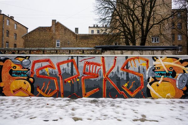 Граффити на спортивной площадке Рижской русской средней школы - Sputnik Латвия