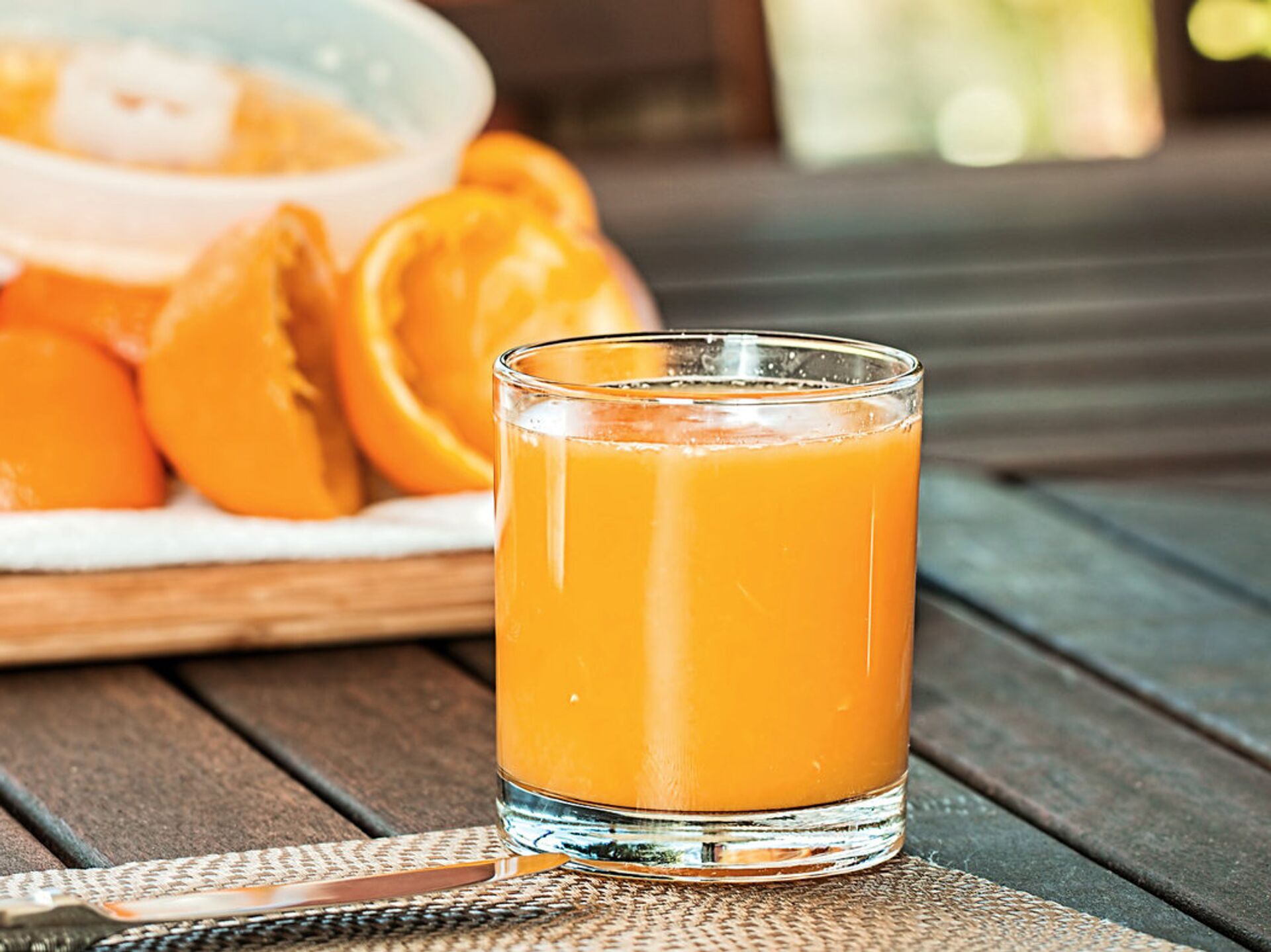 Сок из замороженных апельсинов в домашних условиях. Апельсиновый сок. Сок из мерзлого апельсина. Холодный кофе с апельсиновым с апельсиновым соком. Сок апельсиновый Финляндия.