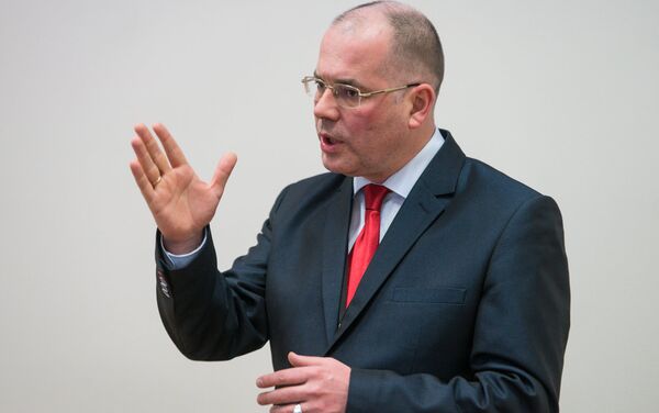 Во время дебатов евродепутату дается всего лишь одна минута, и за это время приходится быть очень и очень убедительным Во время дебатов евродепутату дается всего лишь одна минута, и за это время приходится быть очень и очень убедительным - Sputnik Латвия