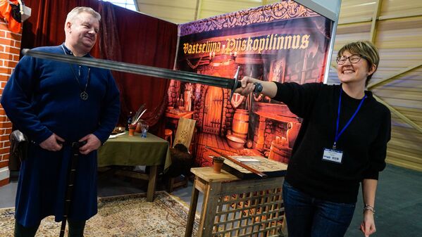 Корреспондет Sputnik поучаствовала в соревновании по удержанию меча одной рукой и показала достойный результат - Sputnik Латвия