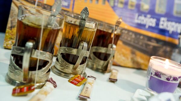 Чай в граненом стакане - неотъемлемый атрибут поездки в Москву на поезде Латвийский экспресс - Sputnik Латвия