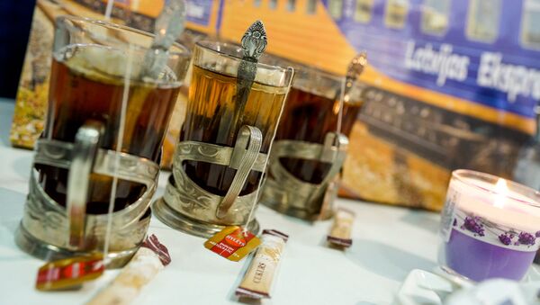 Чай в граненом стакане - неотъемлемый атрибут поездки в Москву на поезде Латвийский экспресс - Sputnik Latvija