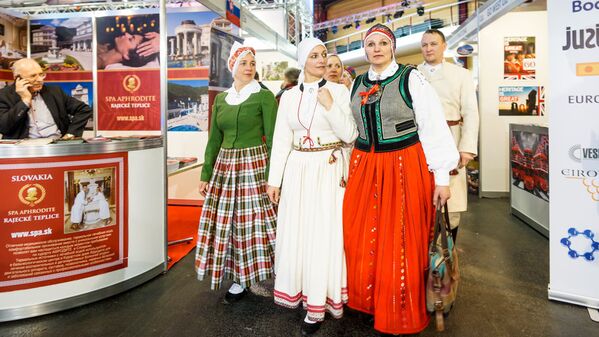 Посетители выставки в национальных костюмах Посетители выставки в национальных костюмах - Sputnik Латвия