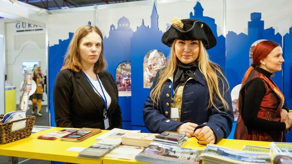 Девушка в форме шведской армии эпохи Карла XII призывает посетить Нарву - Sputnik Латвия