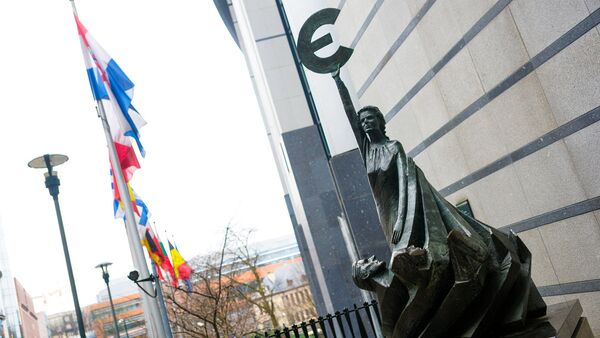 Статуя Евро у здания Европейского парламента - Sputnik Latvija