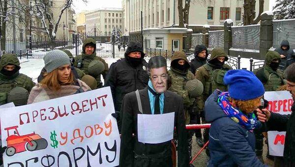 Kijevas centrā aktīvisti novietojušipieminekli prezidentam-melim - Sputnik Latvija